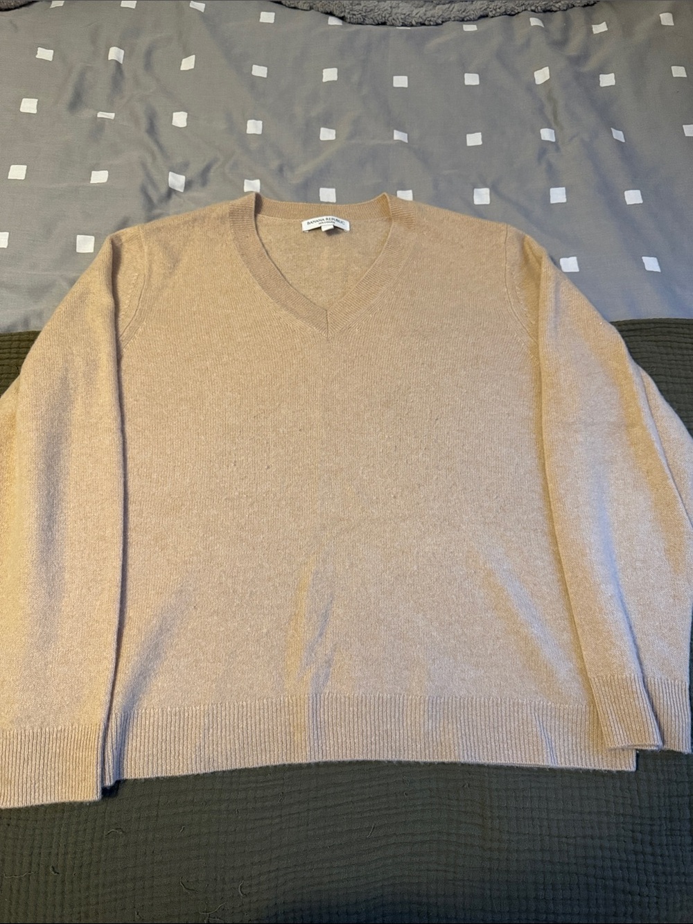 Banana Republic V-Neck Sweater in Light Beige